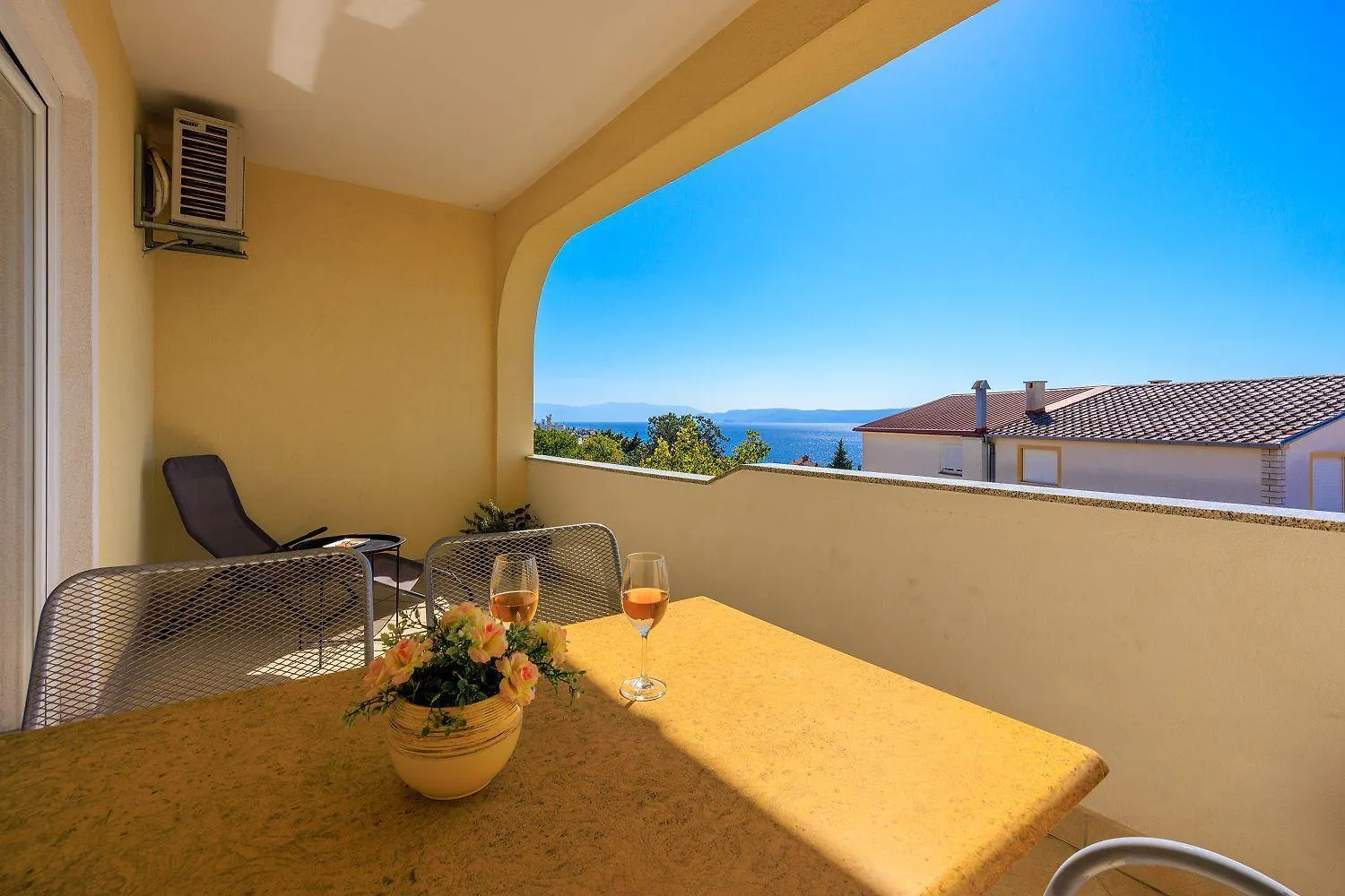 Lichtdurchflutetes Apartment Nur 350 Meter Zum Strand Mit Herrlichem Meerblick Dramalj Chorvatsko